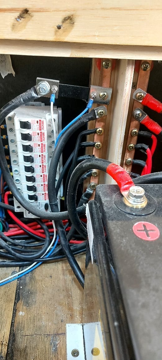 Revisão eletrica, Hidraulica e Instalação de enrgia Solar em Motorhomes e trailers, Região de Ilheus Bahia