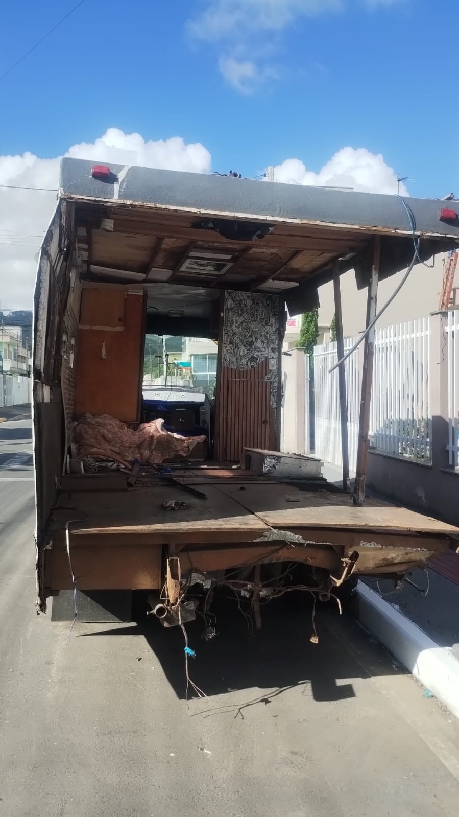 Vendo Granada que foi atingido por carro