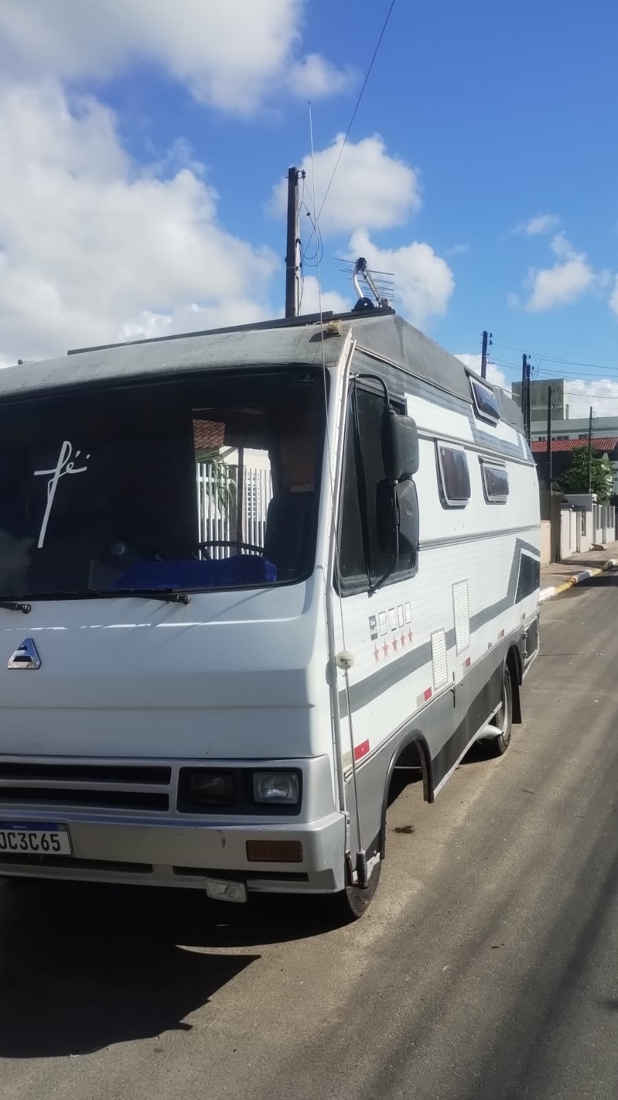 Vendo Granada que foi atingido por carro